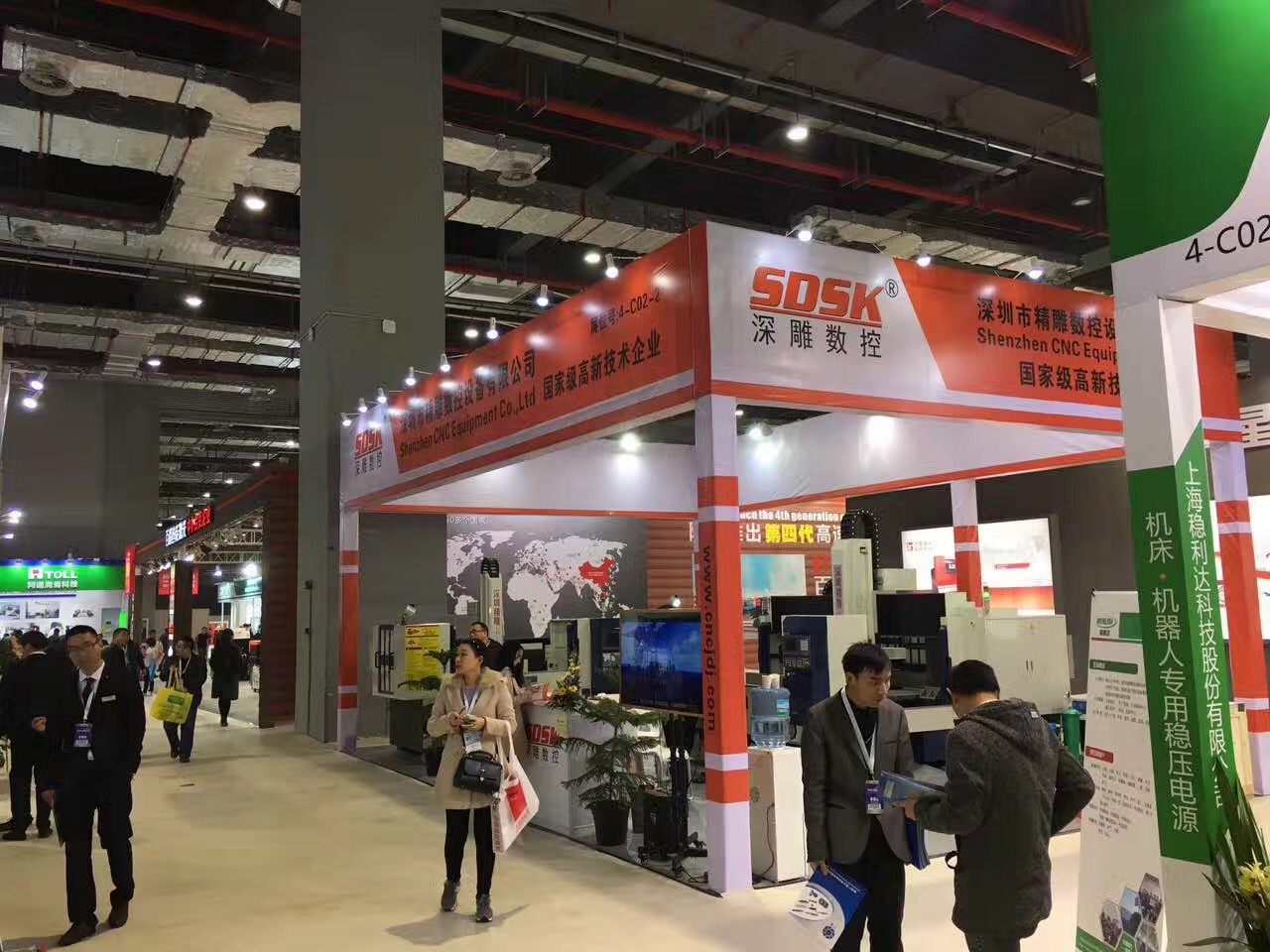 深圳精雕參加上海國際機床展會取得圓滿成功。展會上，公司主營機器，玻璃精雕機，大型精雕機，從外觀尺寸來講得到許多客戶的贊譽和認可。